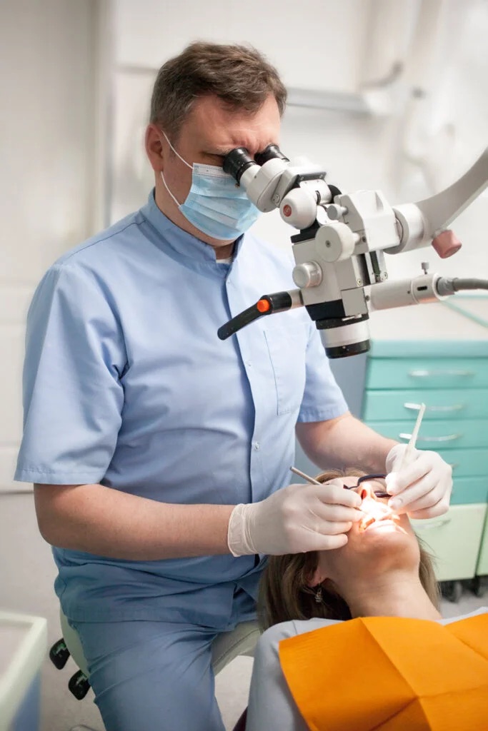 Leczenie kanałowe pod mikroskopem endodontycznym w gabinecie w Gdyni
